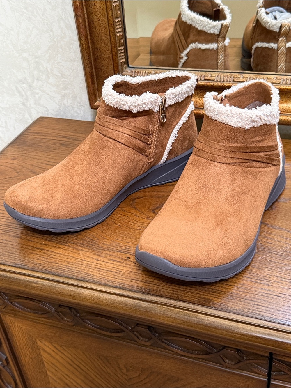 Lifestride Glendale BZEES Cozy Faux-Suede Ankle Boot in Brown. Size 9.5W.
